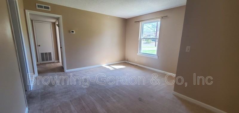 133 Carriage Dr #B - Photo 2 of 10