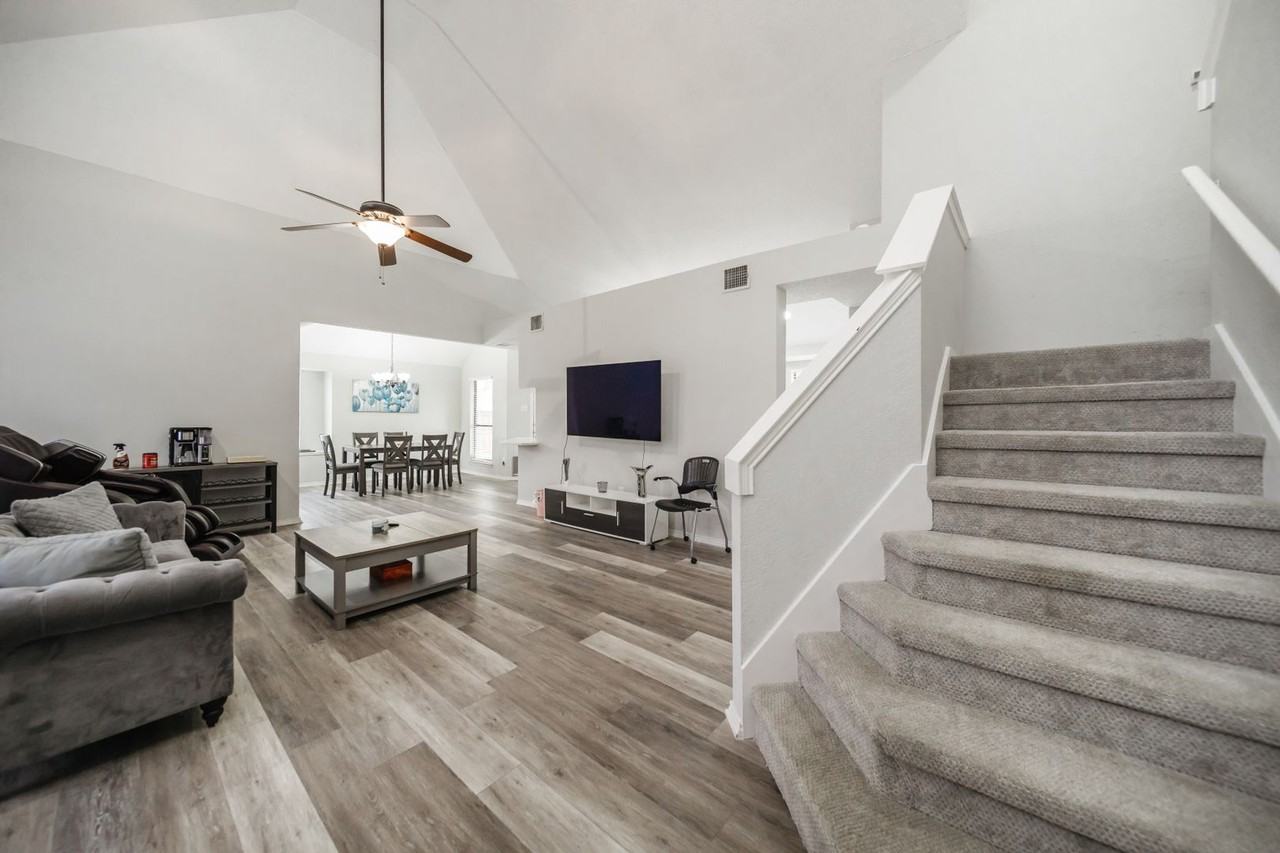 801 Fawn Valley Dr - Photo 2 of 39