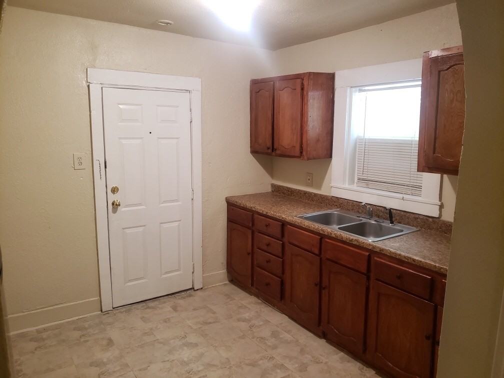 2828 Burton Ave - Photo 3 of 6