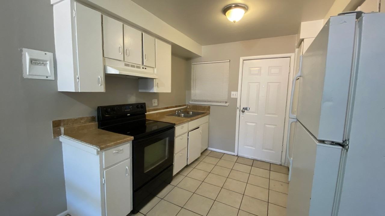 1735 Chester St #4 - Photo 4 of 12