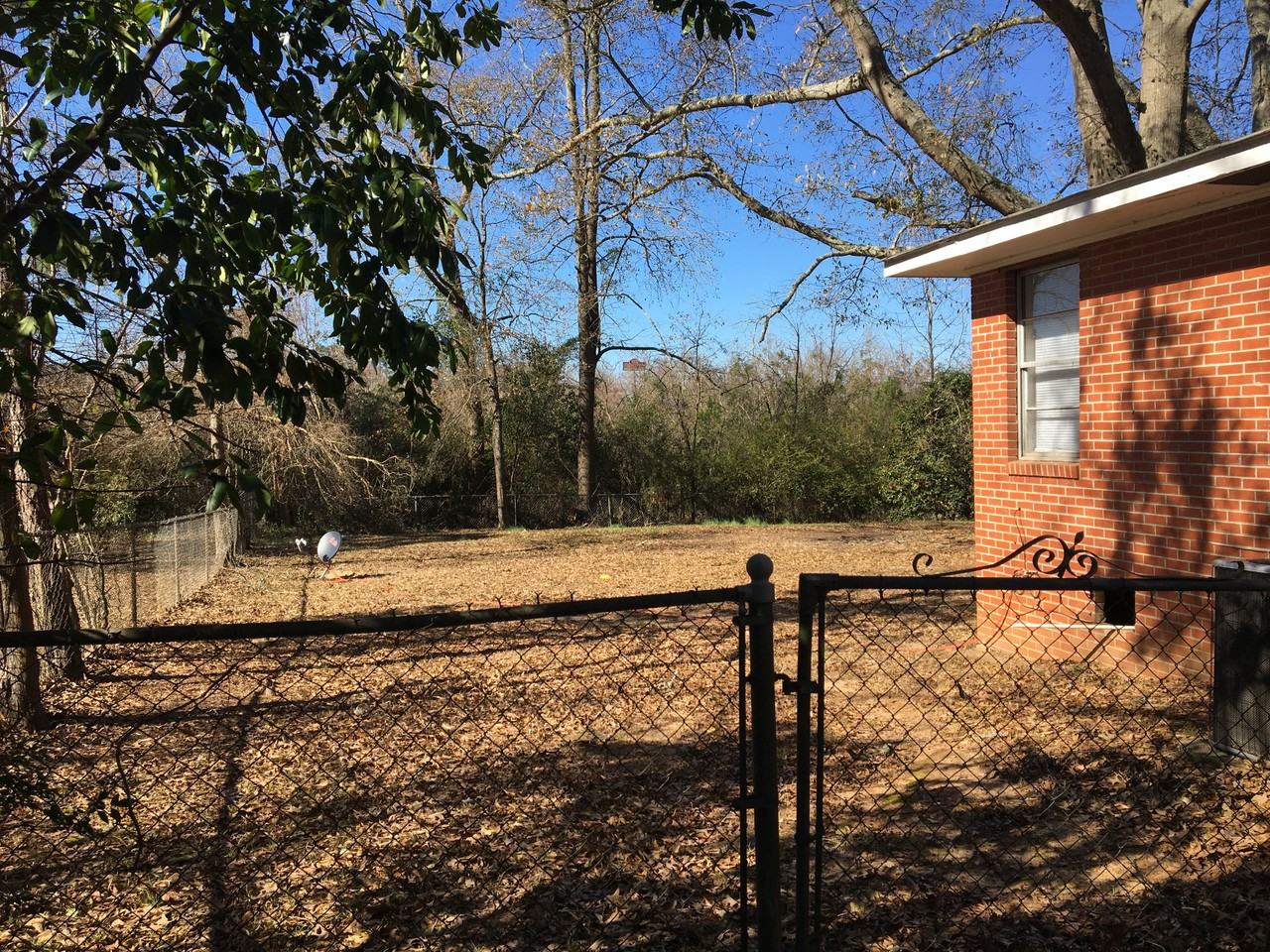 1208 Fairfield Dr #NA - Photo 3 of 10