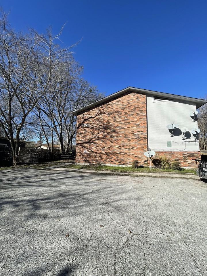 1101 Bois Darc St #A - Photo 2 of 9