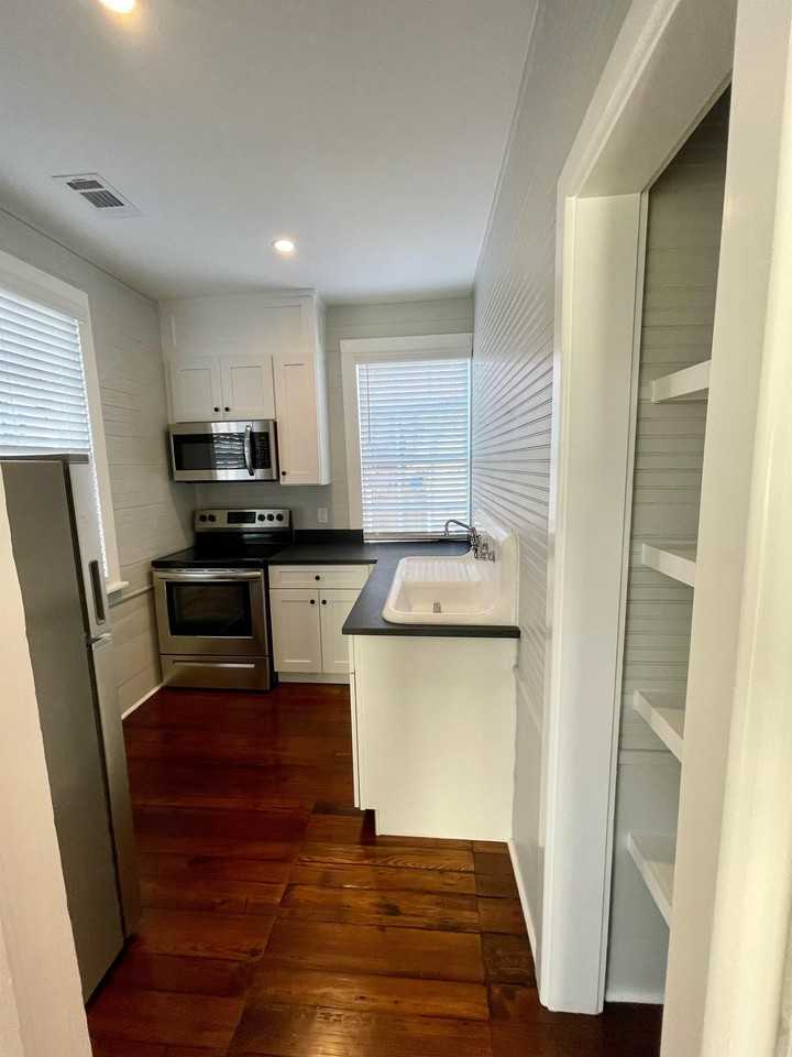 114 W Anderson St #C - Photo 3 of 11