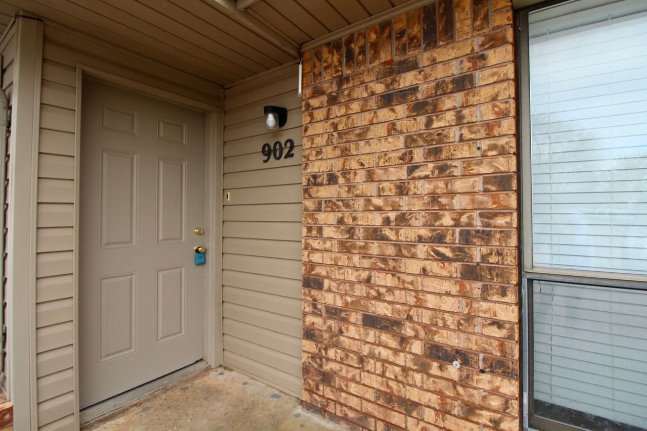 900-902 Acacia Circle - Photo 3 of 20