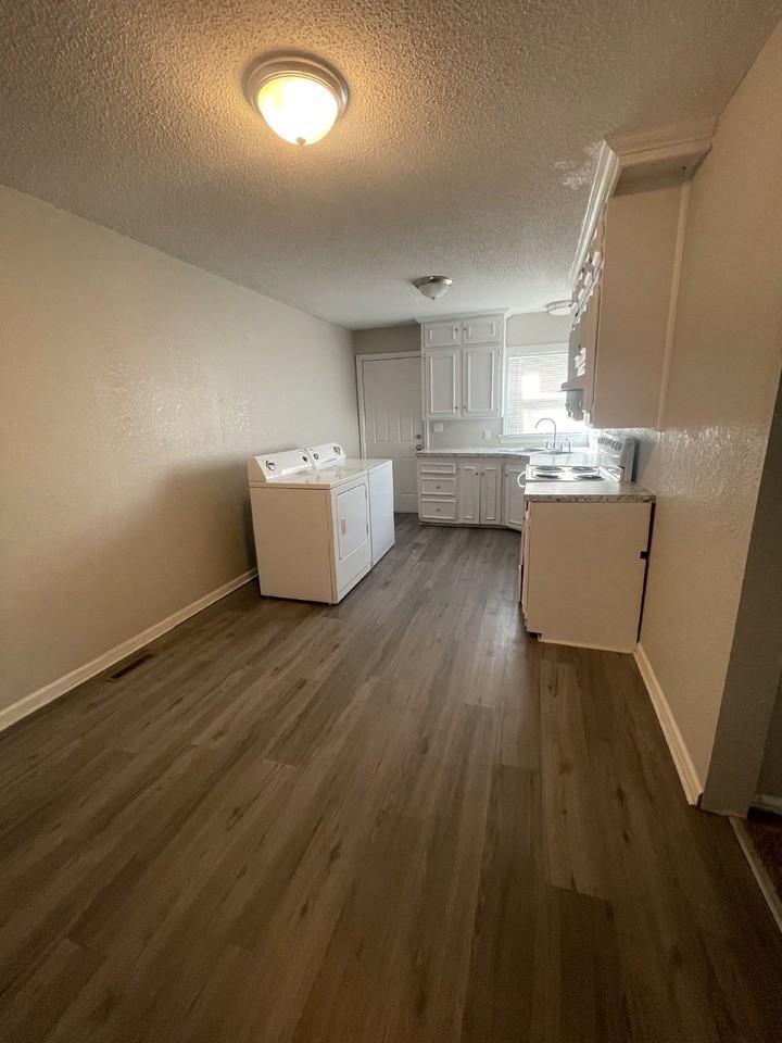 1853 S Grove St - Photo 4 of 10
