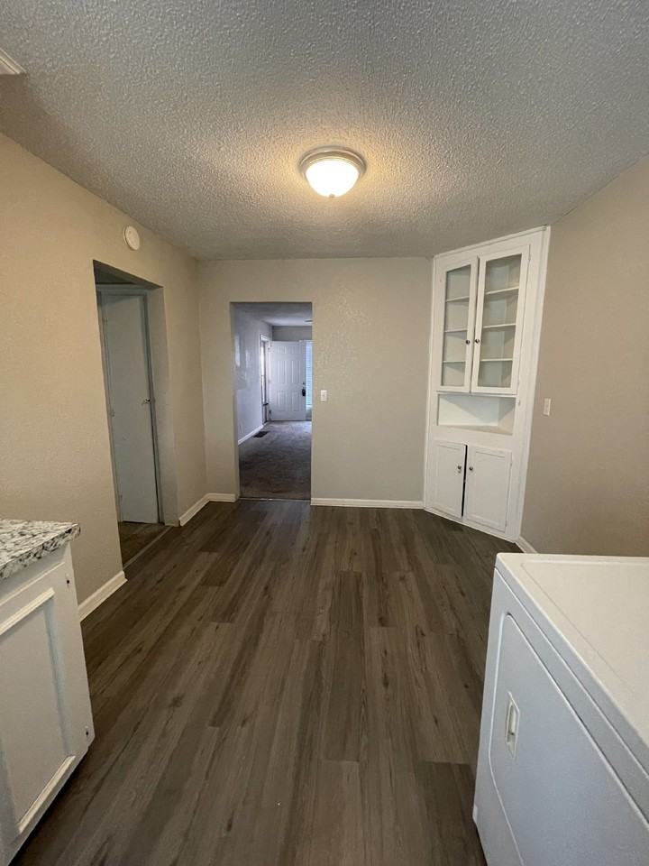 1853 S Grove St - Photo 5 of 10