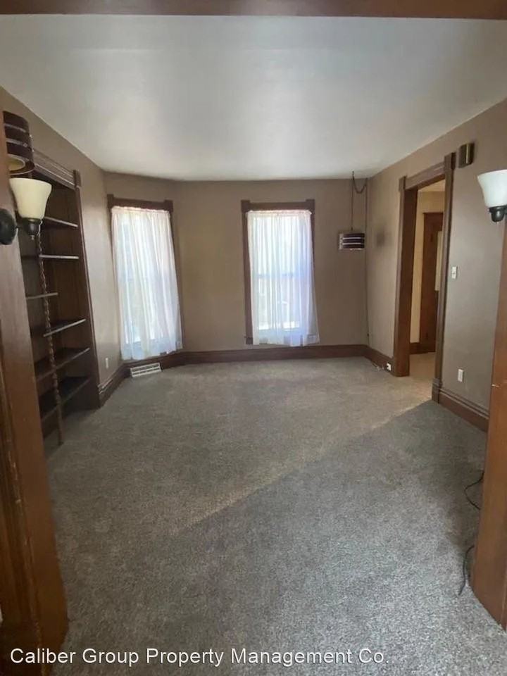 526 W 8th St - Photo 3 of 4