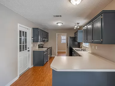 110 Greenfield Cir - Photo 2 of 11