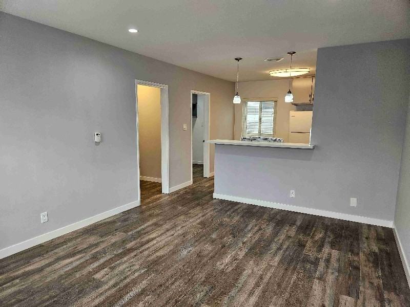 1037 W 12th St - Photo 2 of 6