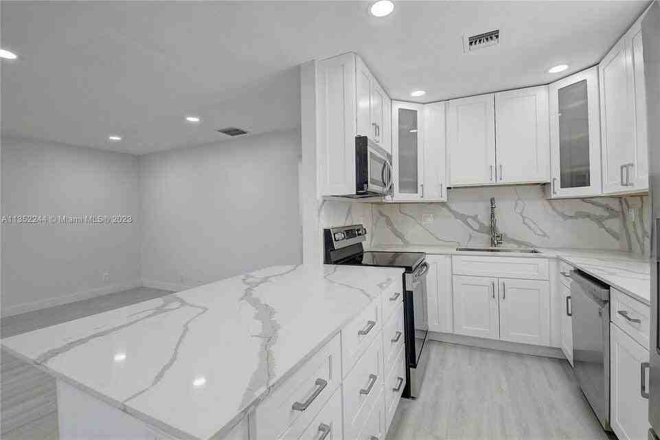 318 Monaco G - Photo 2 of 8