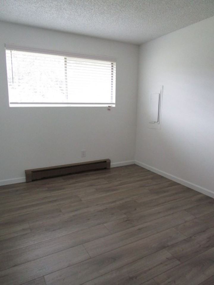 1114 Fidalgo St - Photo 2 of 11