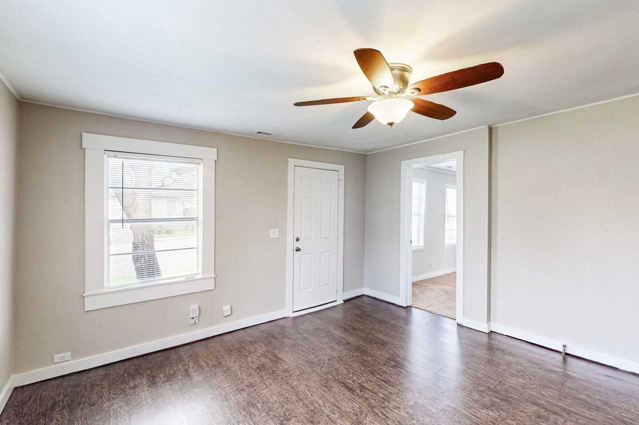 531 W Wilson St - Photo 3 of 20