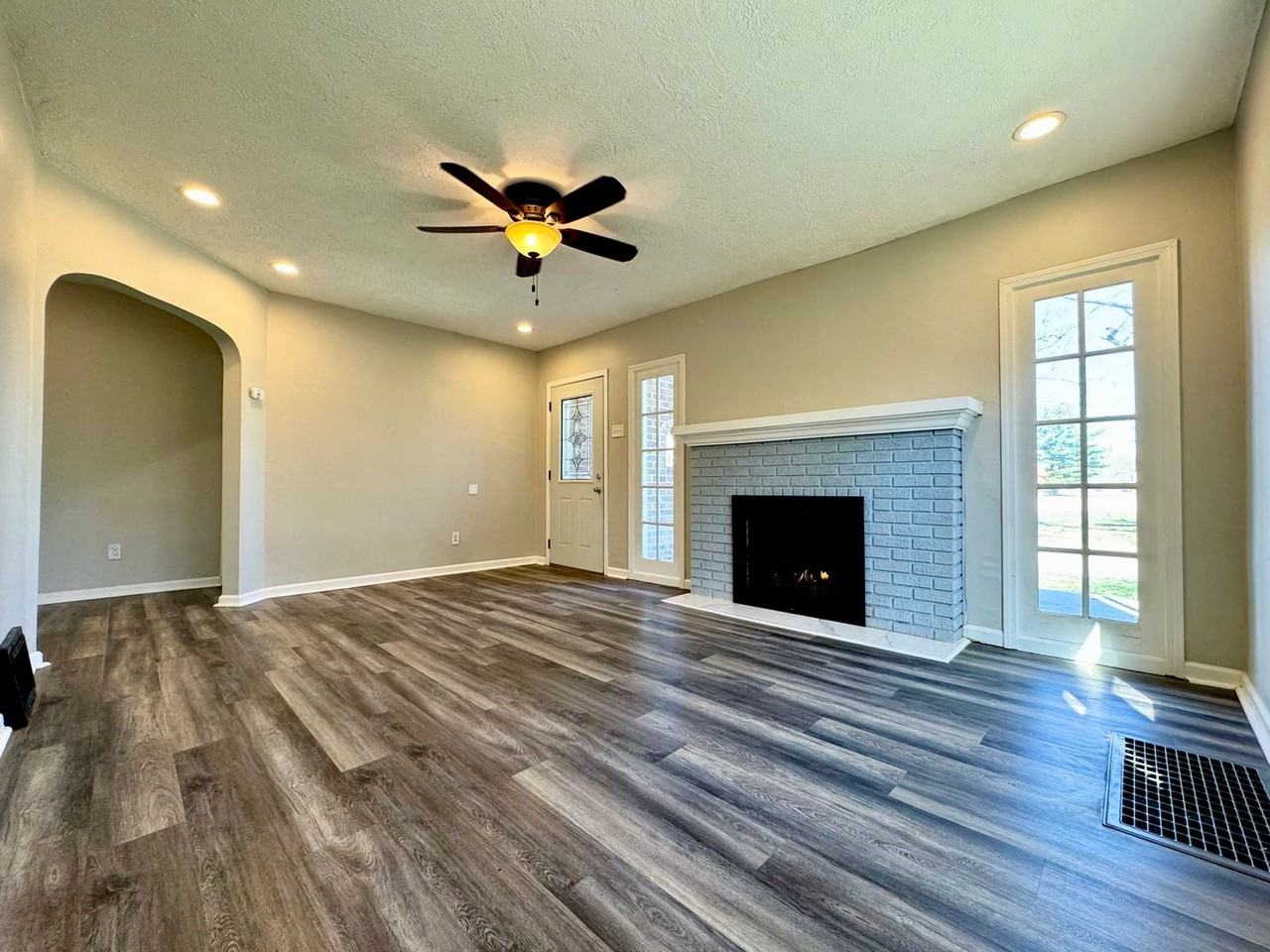 2355 Dahlen Ave - Photo 4 of 20