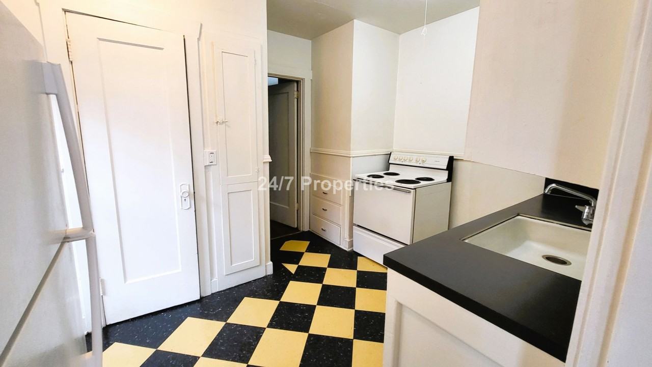 2918 Se Madison St - Photo 3 of 11