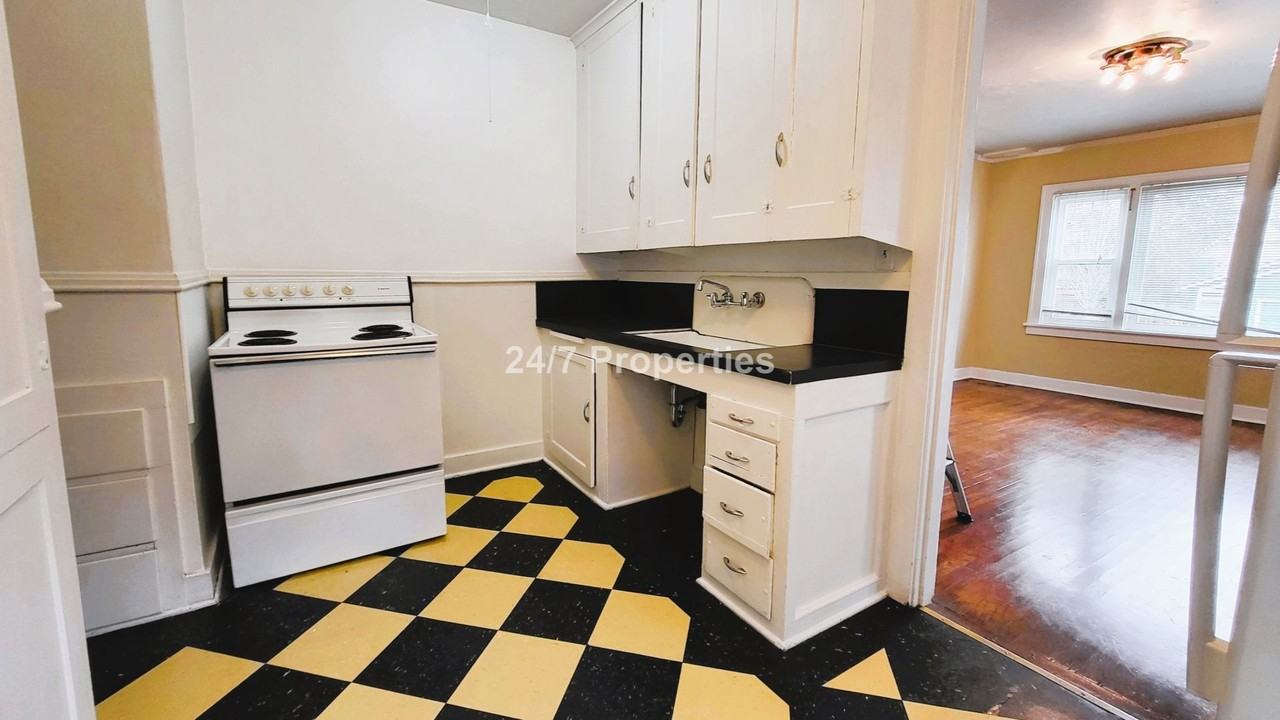 2918 Se Madison St - Photo 4 of 11