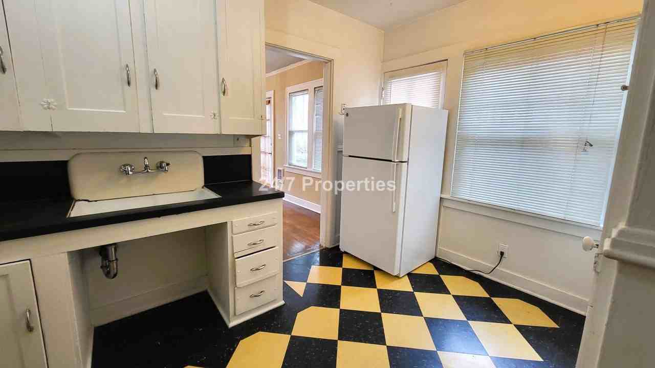 2918 Se Madison St - Photo 5 of 11