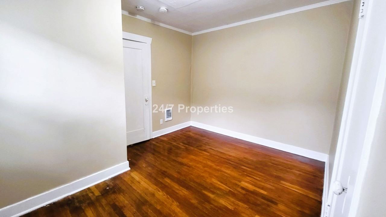 2918 Se Madison St - Photo 7 of 11