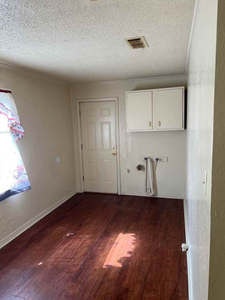 2747 Rosemont Street - Photo 4 of 8