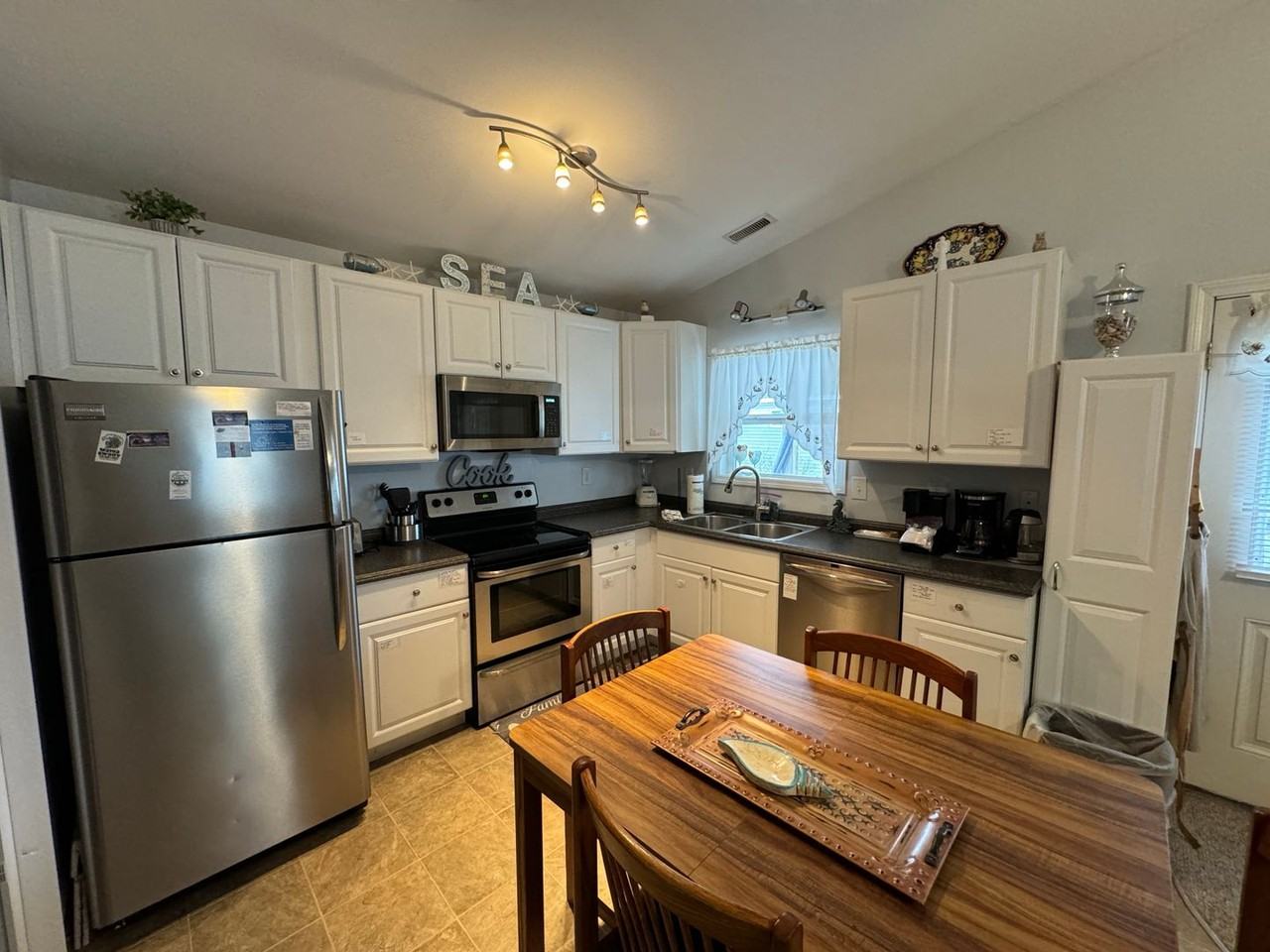 203 Soundview Dr - Photo 4 of 15