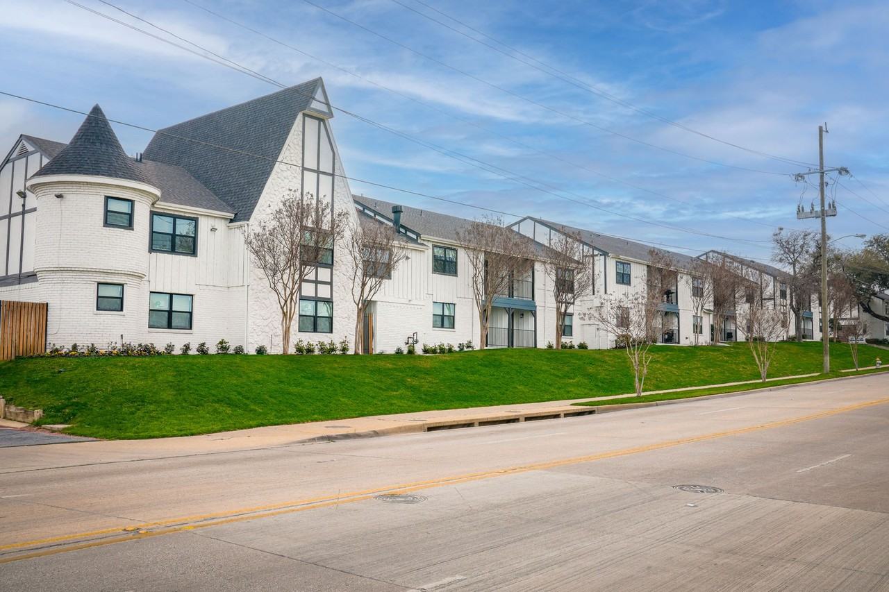 The Sutton on Park Lane - Photo 2 of 50