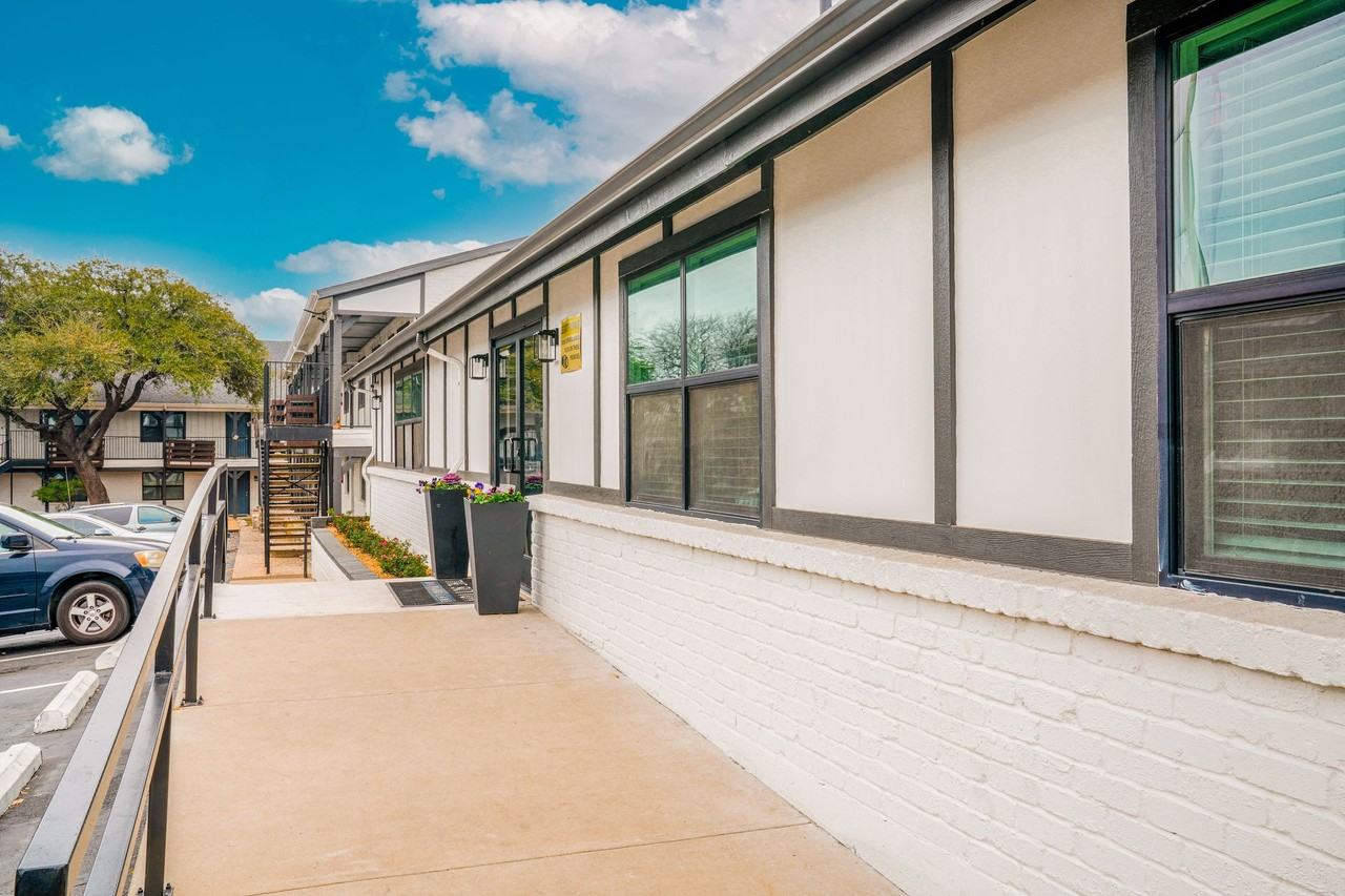 The Sutton on Park Lane - Photo 3 of 50