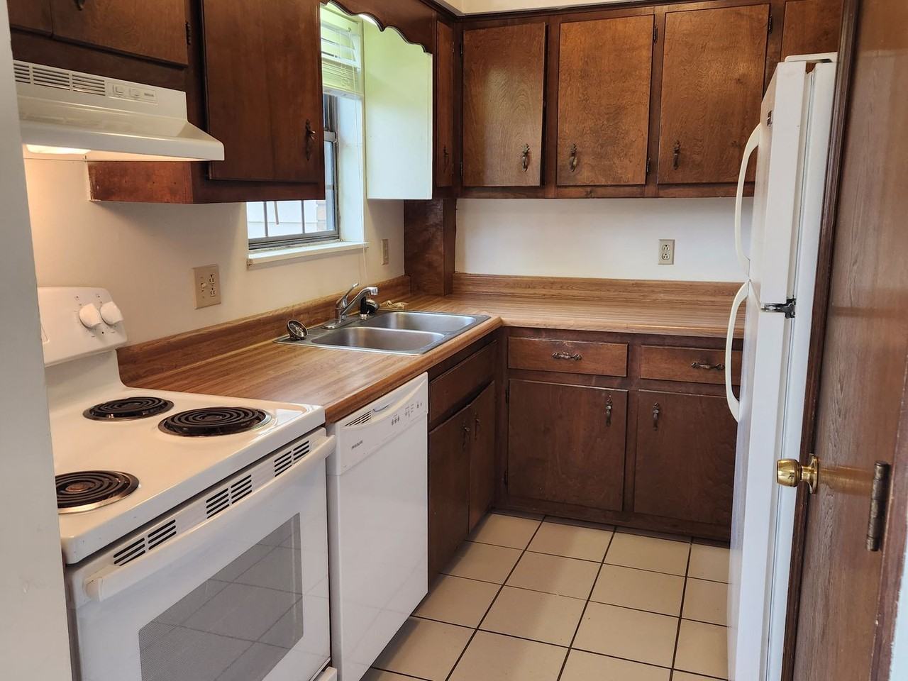 120 Cedar Hl - Photo 2 of 7