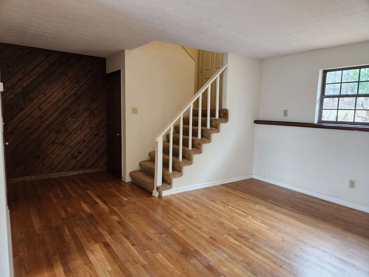 120 Cedar Hl - Photo 3 of 7