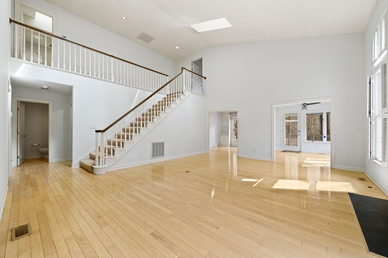 575 Woodbury - Photo 3 of 18