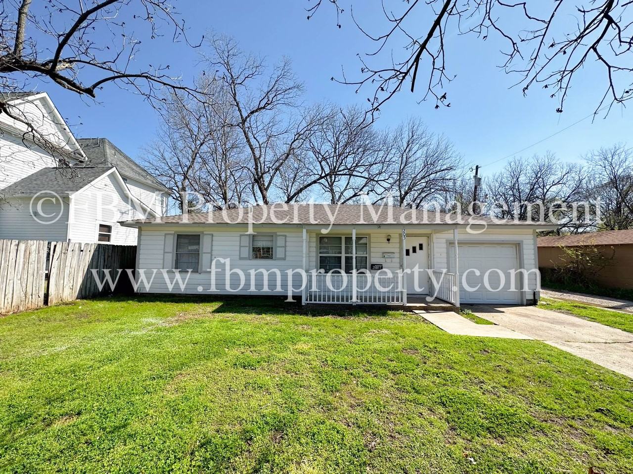 Tyler W 205 / Brown - EG - Photo 2 of 11