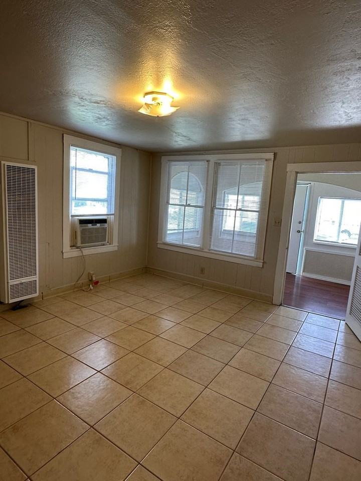 245 S Shasta St - Photo 6 of 15