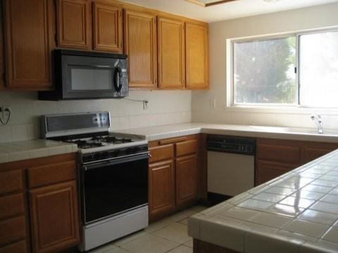 562 Athens St - Photo 3 of 11