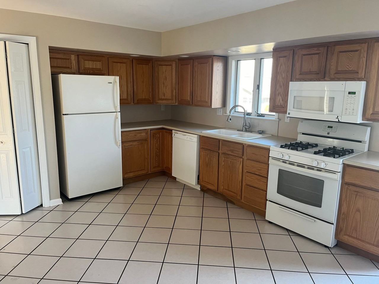 1203 Sheridan Rd - Photo 3 of 13