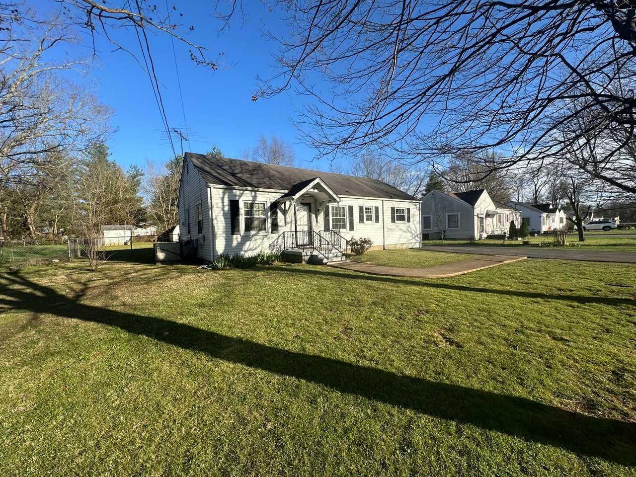 1602 Kenneth Ave - Photo 3 of 18
