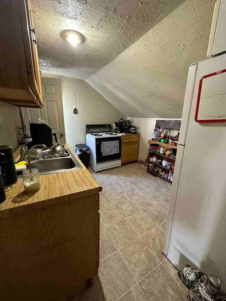 1016 Zeisler St - Photo 3 of 9
