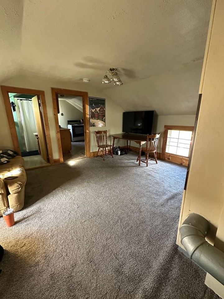 1016 Zeisler St - Photo 4 of 9