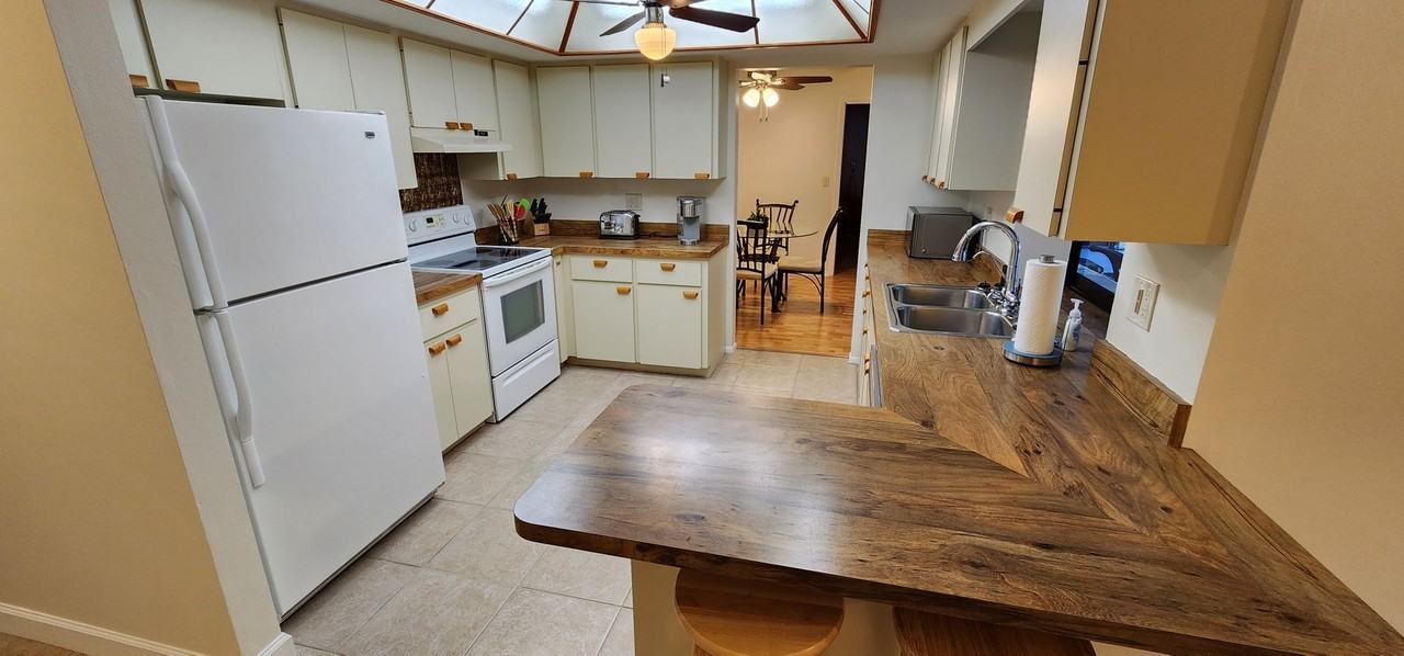 1526 Georgetowne Ln - Photo 3 of 9