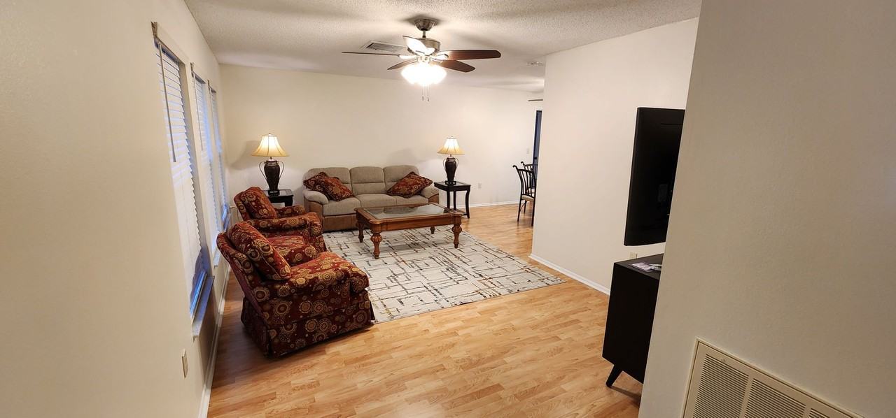 1526 Georgetowne Ln - Photo 5 of 9