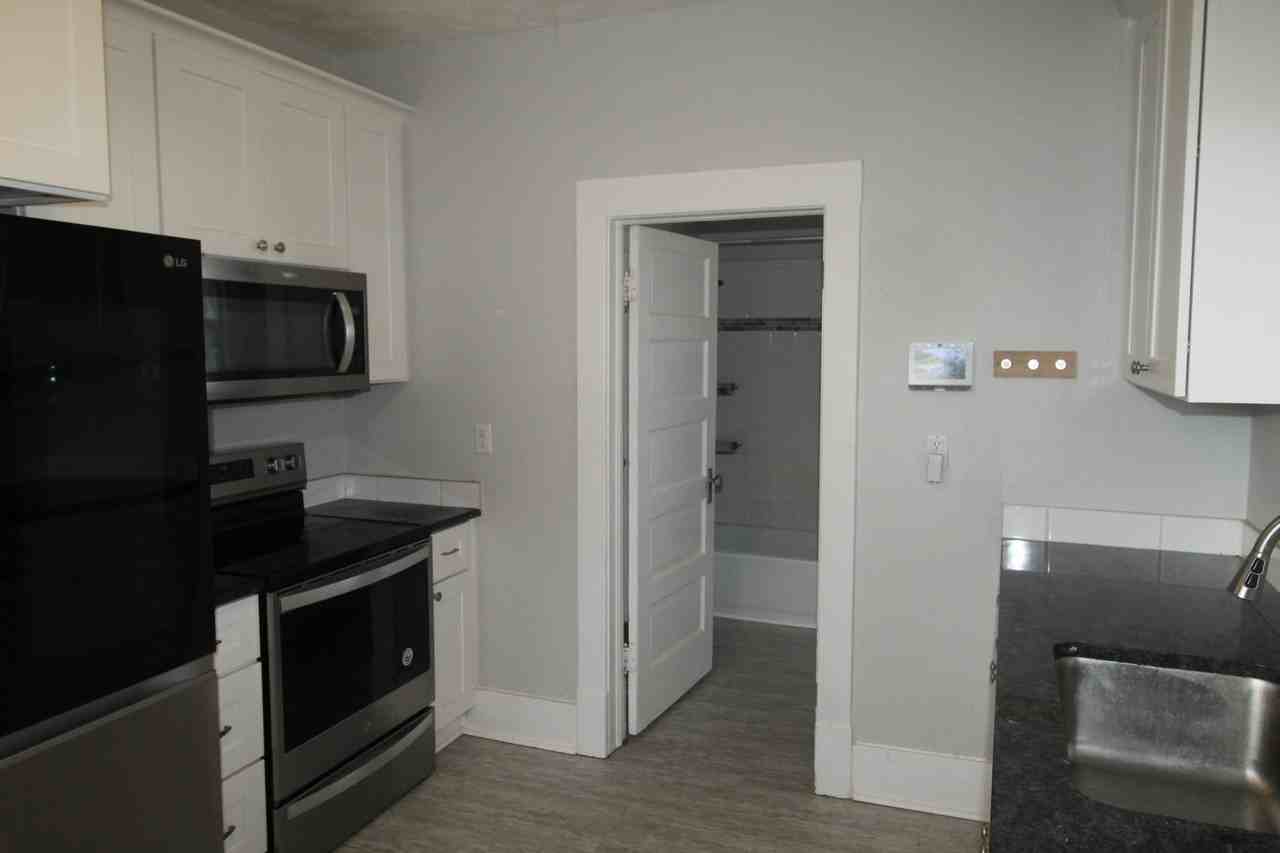 1711 E Bridgeport Ave - Photo 5 of 19