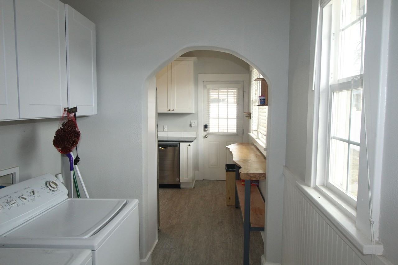 1711 E Bridgeport Ave - Photo 7 of 19