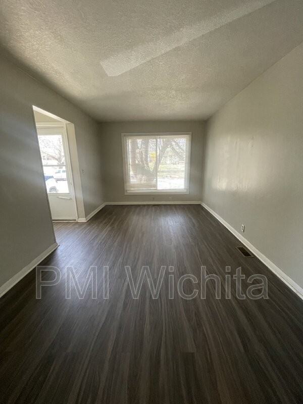 2322 S Broadview St - Photo 4 of 8