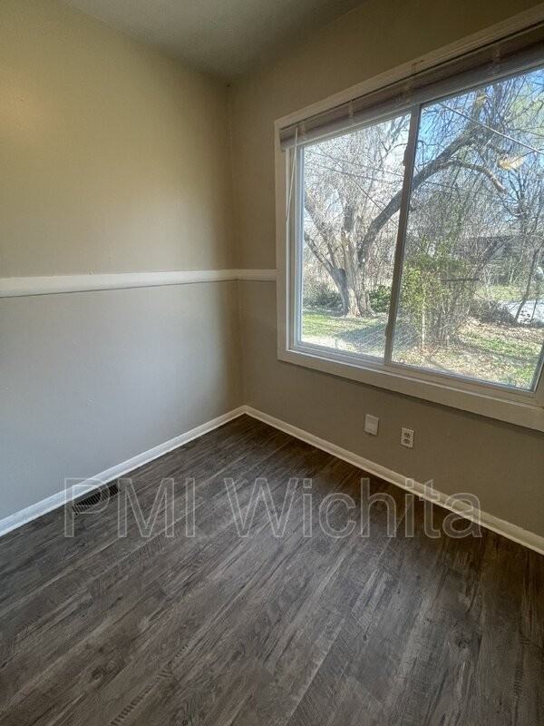 2322 S Broadview St - Photo 5 of 8