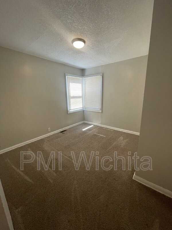 2322 S Broadview St - Photo 6 of 8