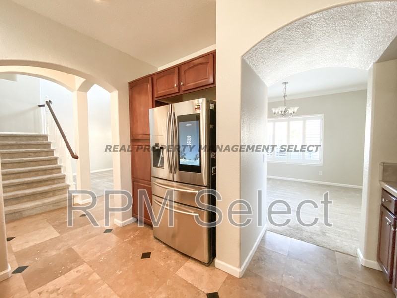 523 Cascade Dr - Photo 2 of 27