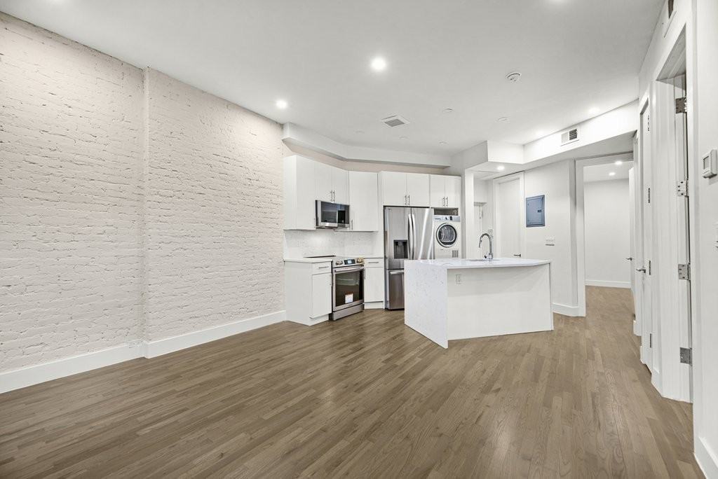 E 95th St 1C, New York, NY 10128 3 Bedroom Apartment for 4,995/month