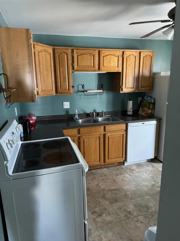 153 Benton St - Photo 4 of 25