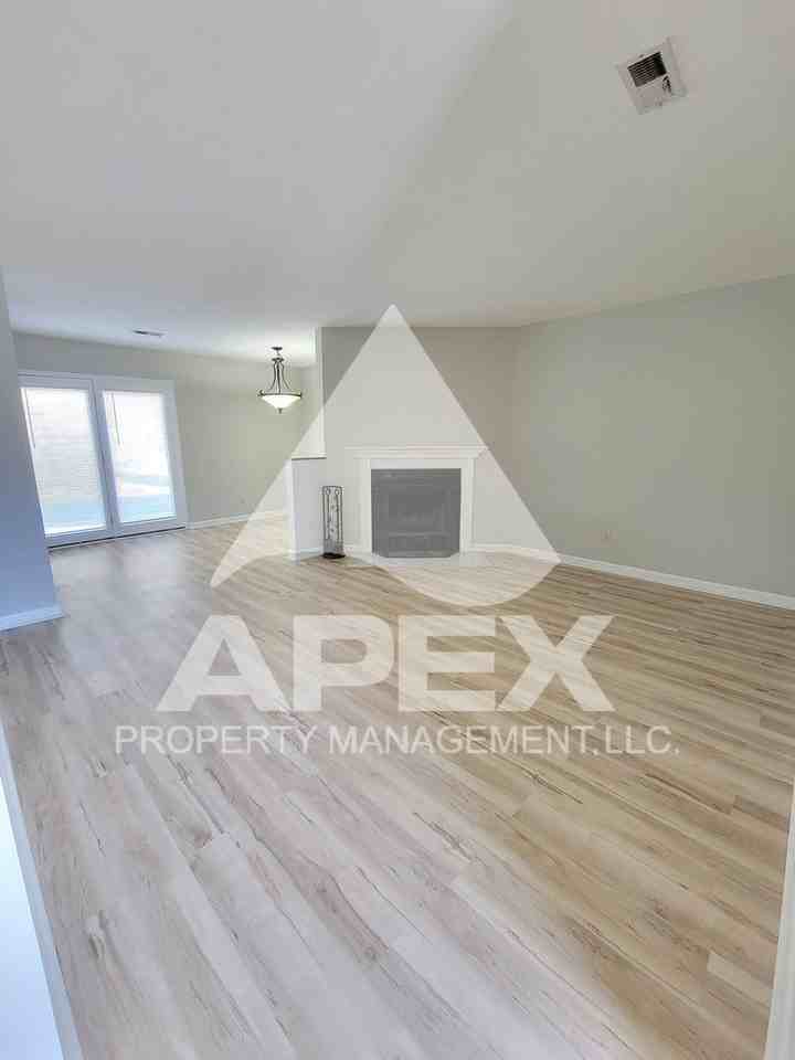 2030 Silverbrook Dr - Photo 3 of 25