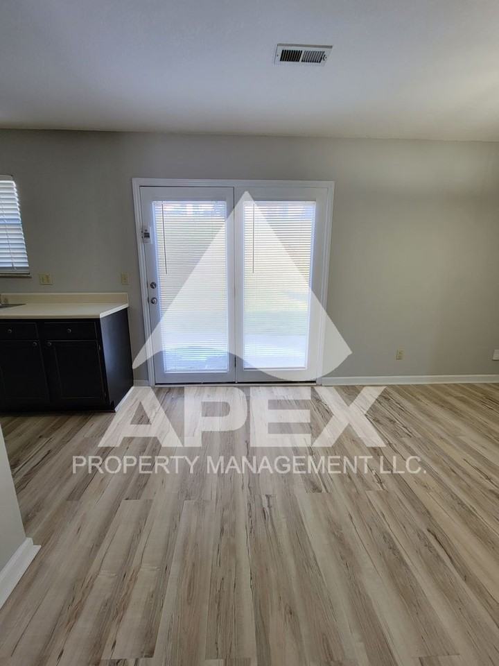 2030 Silverbrook Dr - Photo 4 of 25