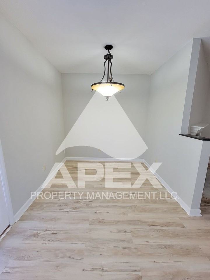 2030 Silverbrook Dr - Photo 5 of 25