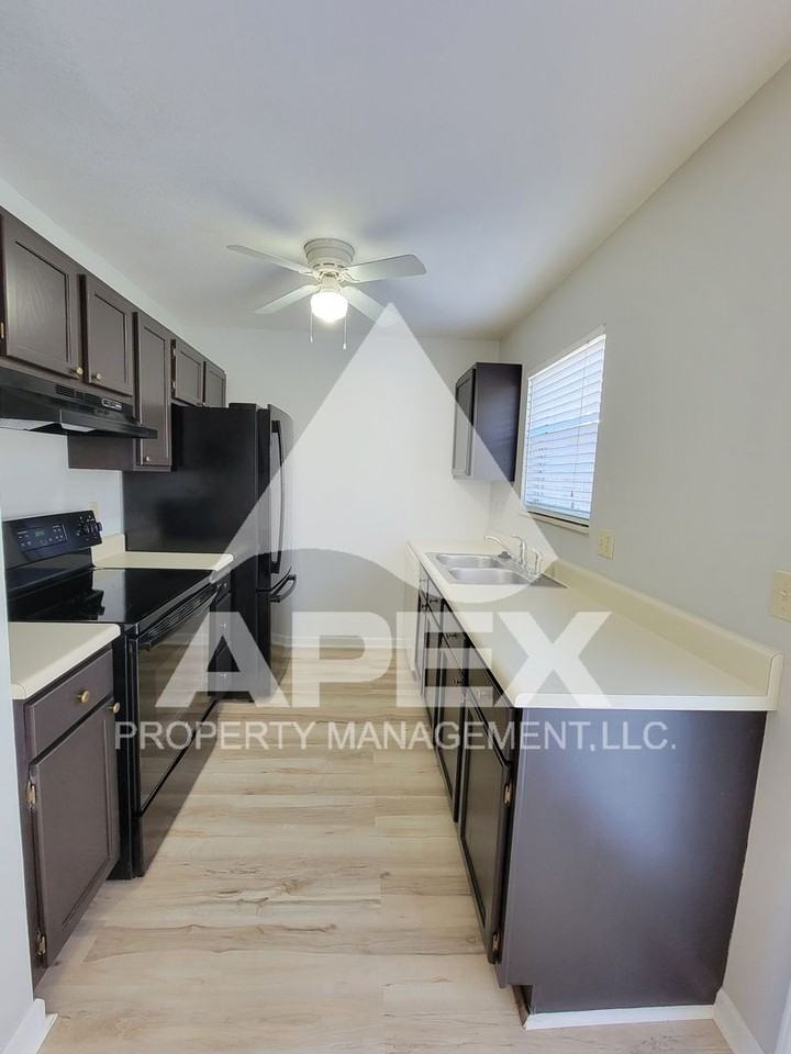 2030 Silverbrook Dr - Photo 6 of 25