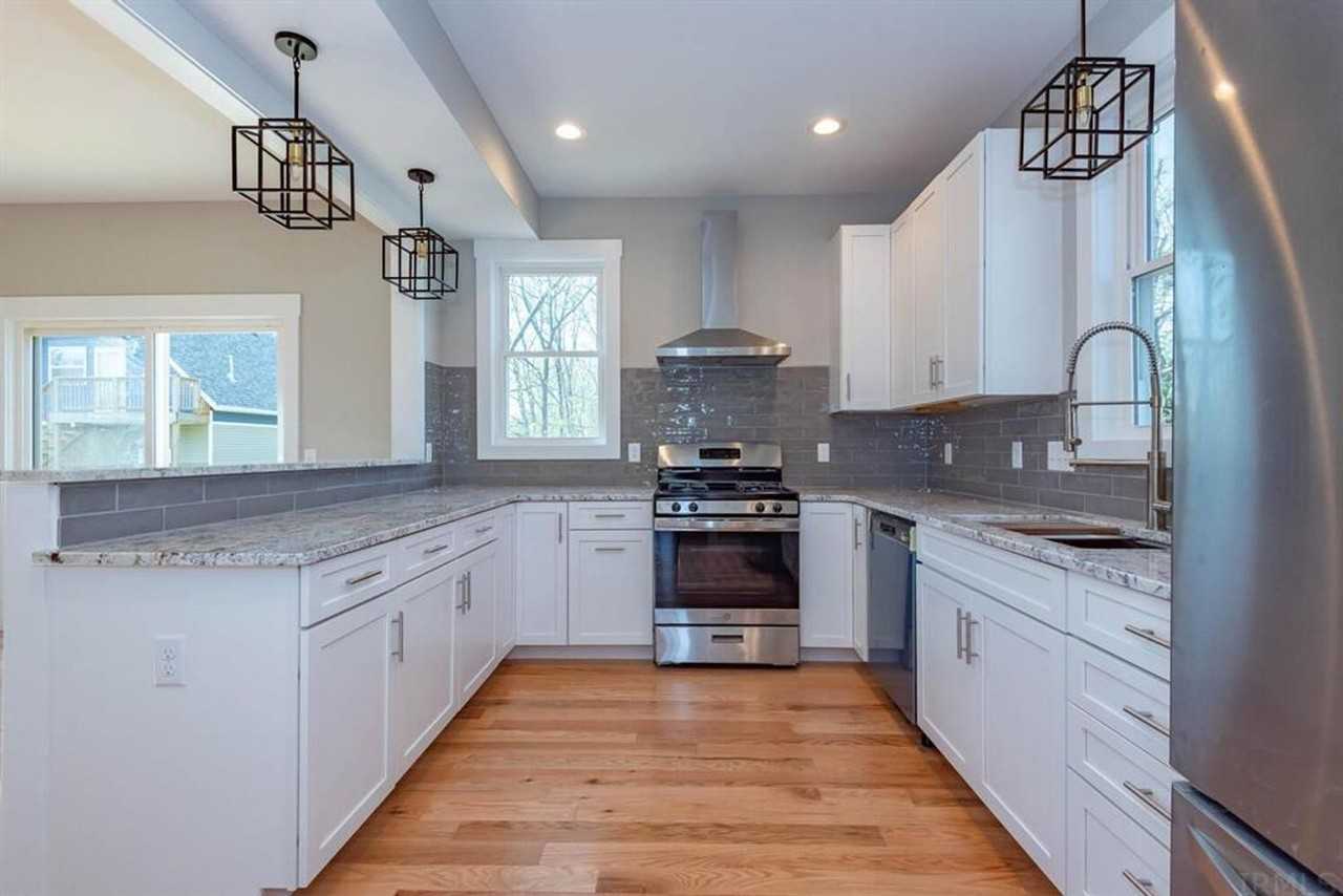 1009 W 9th St - Photo 3 of 26